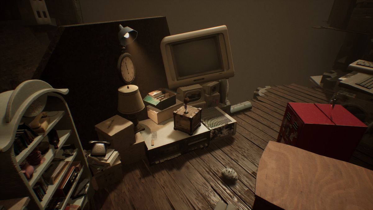 汉娜站在镜子前，镜中映出的却是另一个模糊扭曲的身影，暗示身份与记忆的主题