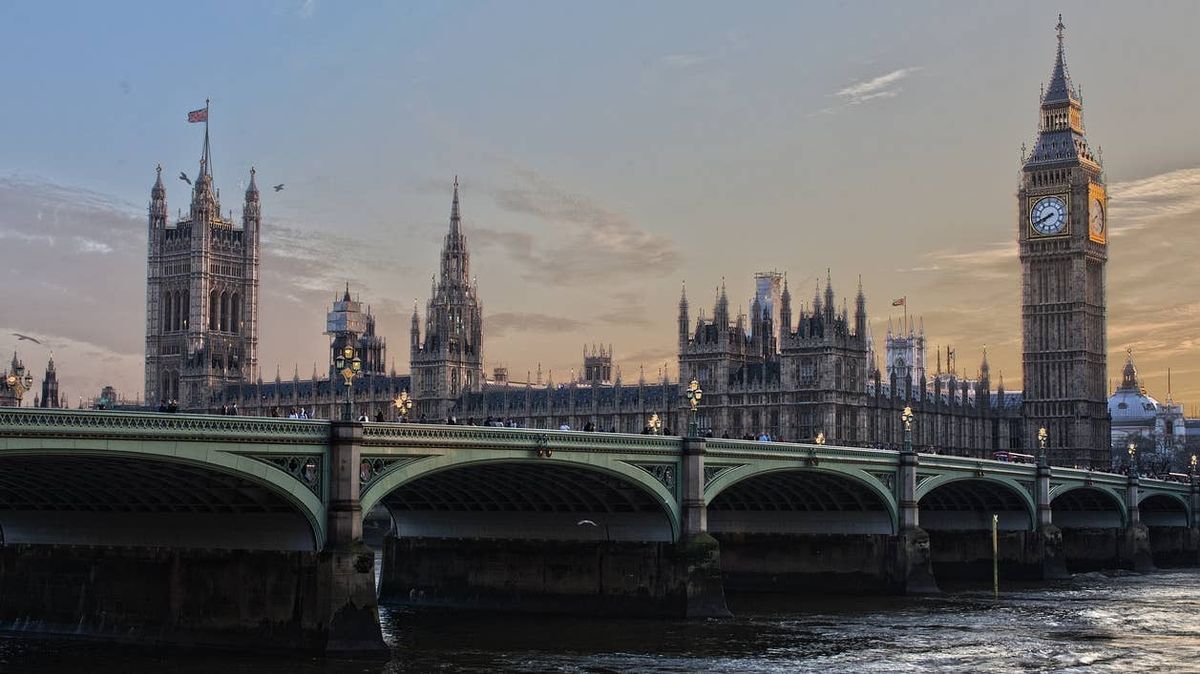 英国电影协会发布国家彩票资助项目公告现场图，背景展示游戏产业相关数据图表与项目名称