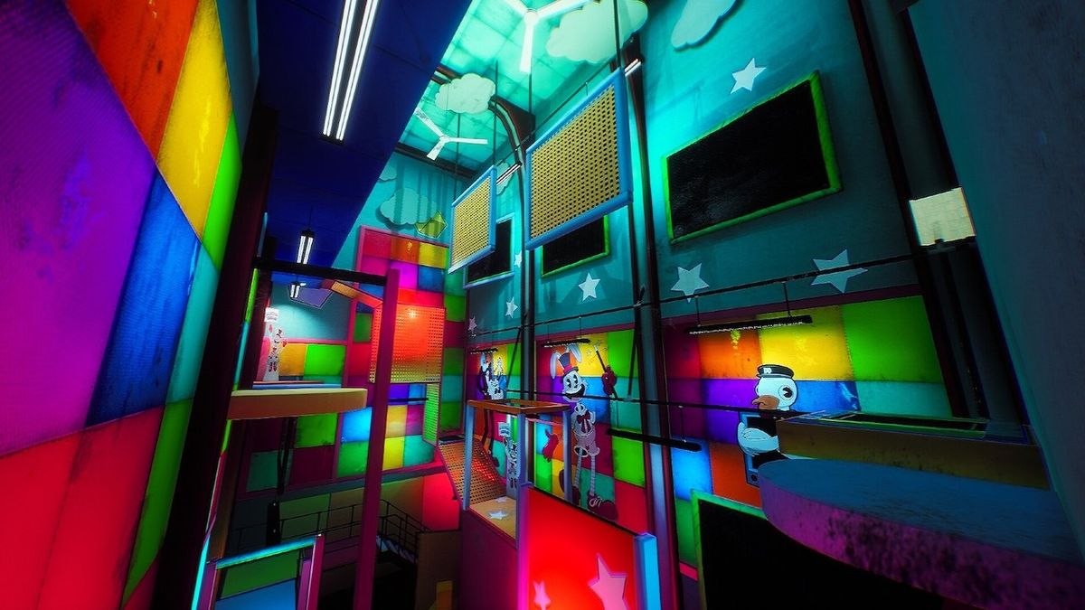 恐怖角色特写镜头，面部扭曲变形，身穿破旧礼服，站在舞台灯光下直视玩家