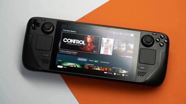 Steam Deck设计师Lawrence Young接受采访画面，背景为Steam Deck设备展示图