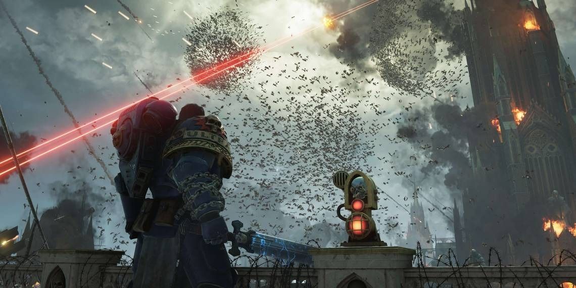 《战锤40K：星际战士2》游戏中阿斯塔特战士在废墟城市中与混沌军团激烈交火的场景，爆炸火光四起，角色身穿标志性动力装甲