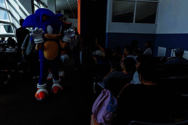 餐盘中摆放着金黄色圆形蛋糕，周围点缀柠檬片和薄荷叶，旁边是透明杯中的气泡饮料