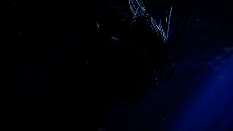 三星堆青铜人首鸟身像文物照片，与游戏中的羽人形象高度呼应