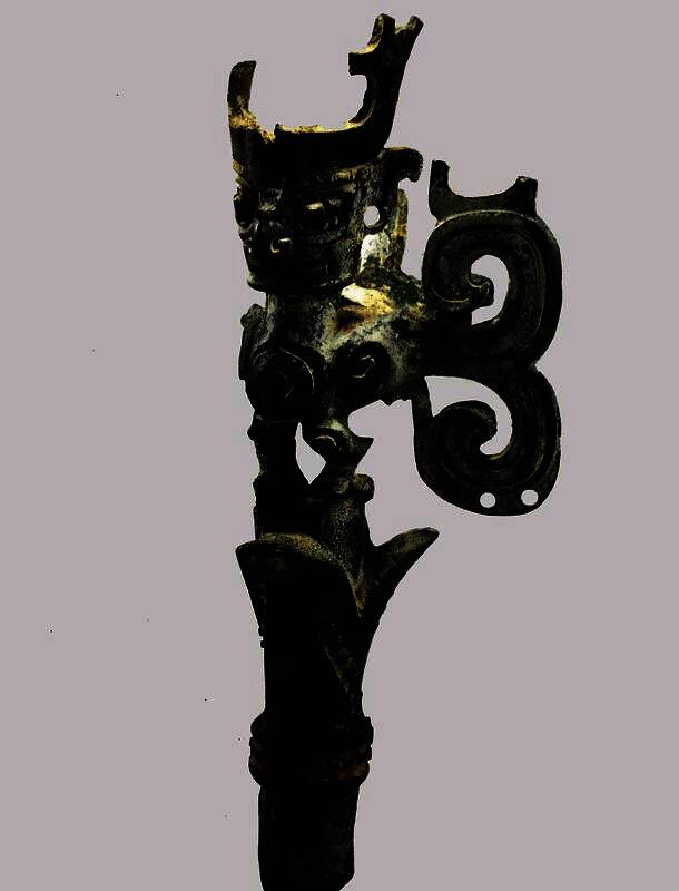 游戏内羽人雕像特写，融合青铜质感与神话元素