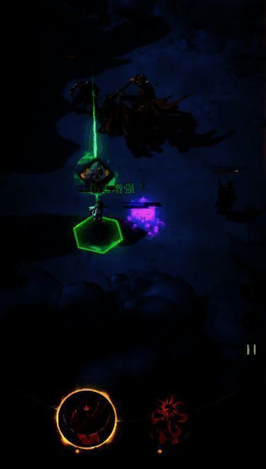 战斗场景截图，混沌雷娜位于后排输出，前方队友正在围攻一群小怪，大招即将释放