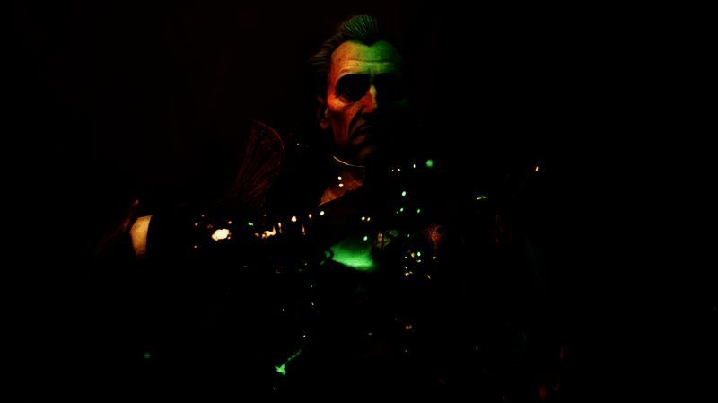 《龙腾世纪：影障守护者》游戏封面图，暗色调背景中主角身披斗篷手持武器站立，氛围神秘而压抑