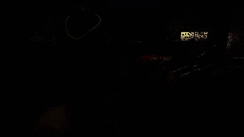 游戏内场景展示，昏暗走廊中角色持枪前行，墙壁裂开露出异界光芒