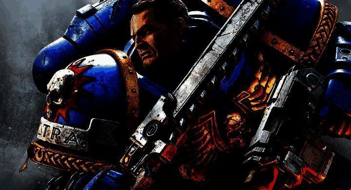 《战锤40K：星际战士2》游戏封面图，主角身穿标志性动力装甲，手持链锯剑与爆弹枪，背景为战火纷飞的战场