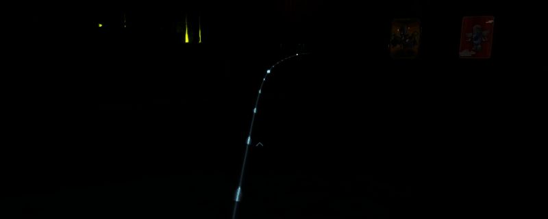 《无主之地4》游戏中角色站在荒原上眺望远方墓碑的场景，背景为破败城市与夕阳余晖，氛围神秘而悲凉