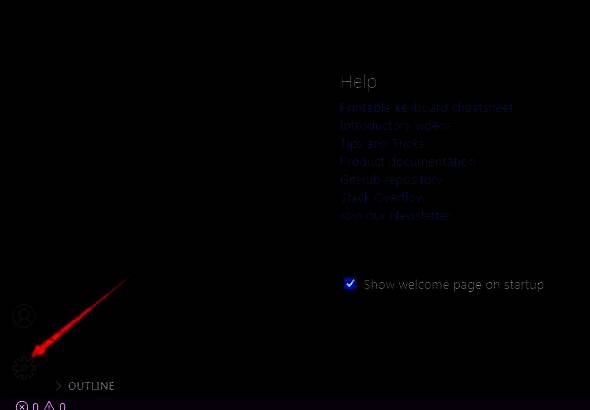 VSCode界面左下角齿轮设置图标特写，鼠标指针正指向该按钮
