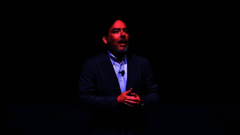 Shawn Layden在Gamescom Asia舞台上发表演讲，神情严肃地谈论游戏行业现状