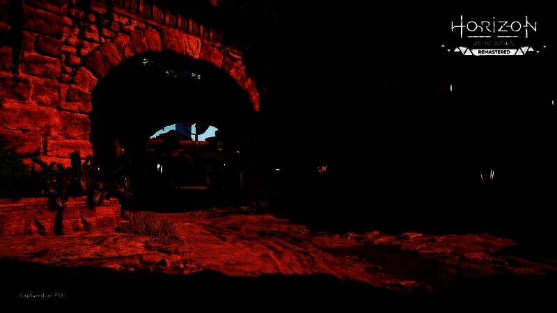 艾洛伊潜行接近敌方营地，草丛随风摆动，阴影掩护身形，氛围紧张