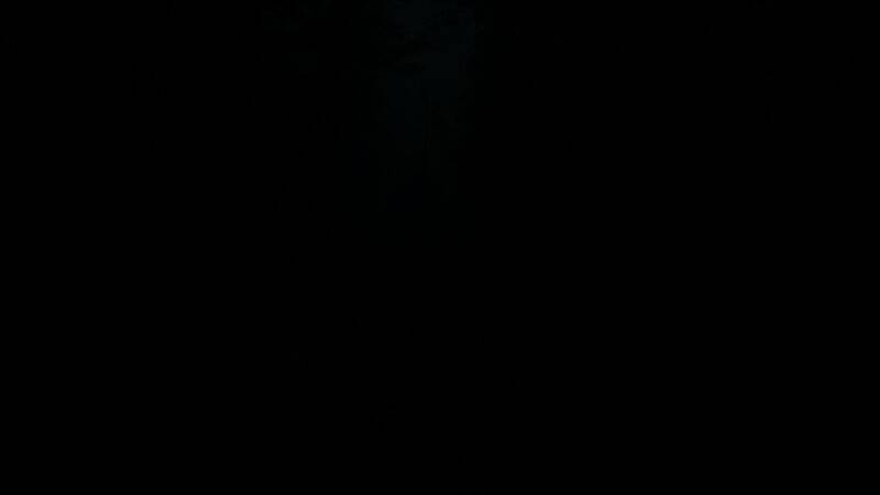 实验室场景，破碎的玻璃器皿散落一地，桌上残留着未完成的实验记录