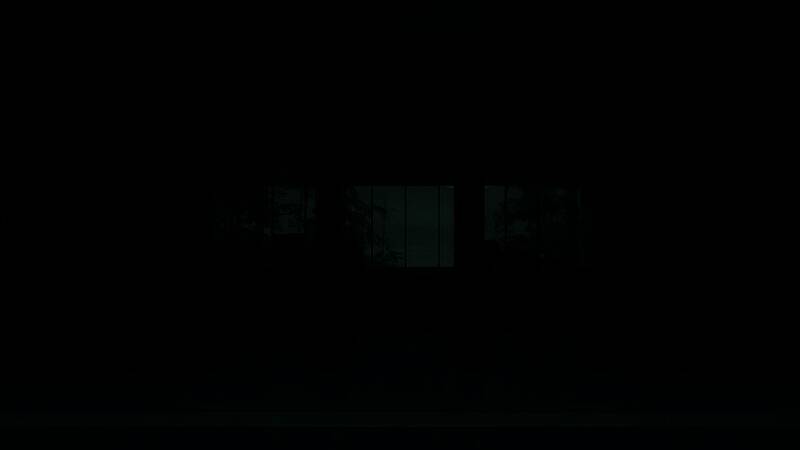 黑暗中浮现的巨大眼睛状图案，周围环绕着燃烧的符文