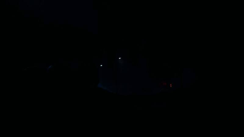 主角使用手臂上的发光设备吸取漂浮的灵魂能量，周围空气扭曲变形