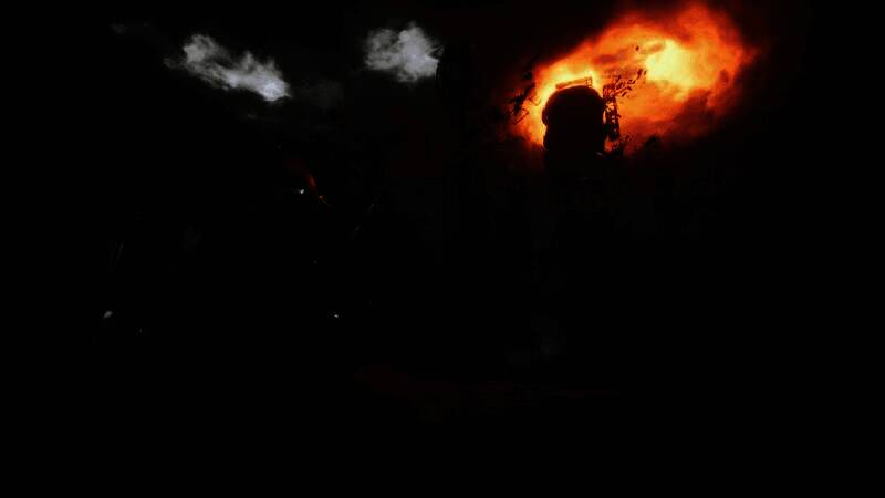 黑暗走廊中，巨大畸形怪物缓缓爬行，主角蜷缩在门后屏息躲避