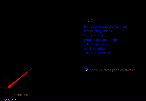 VSCode界面左下角齿轮图标特写，鼠标悬停显示设置菜单