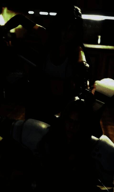 蒂法跃身而起挥出强力一击，金色能量环绕周身，萨菲罗斯持刀后退