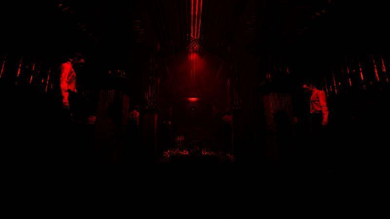 主角在虚拟记忆空间中行走，周围环境破碎重组，光影交错，呈现出梦境般的不稳定状态