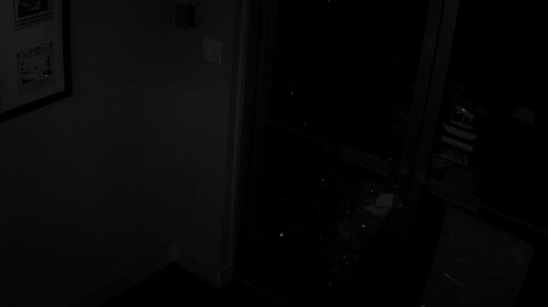 被盗桌游店内监控截图，显示男子正在柜台后翻找并收集卡牌