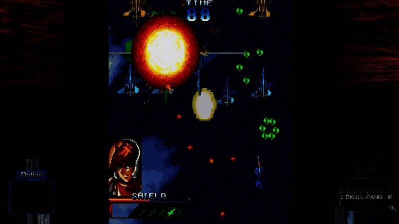 Boss战特写画面，巨大敌方机甲释放强力光束攻击