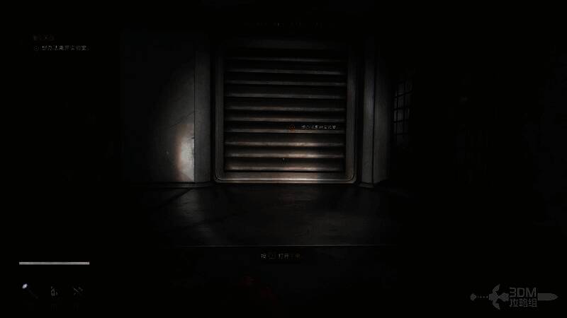 主角在狭窄的通风管道中匍匐前行，手电筒光束照亮前方锈迹斑斑的金属壁