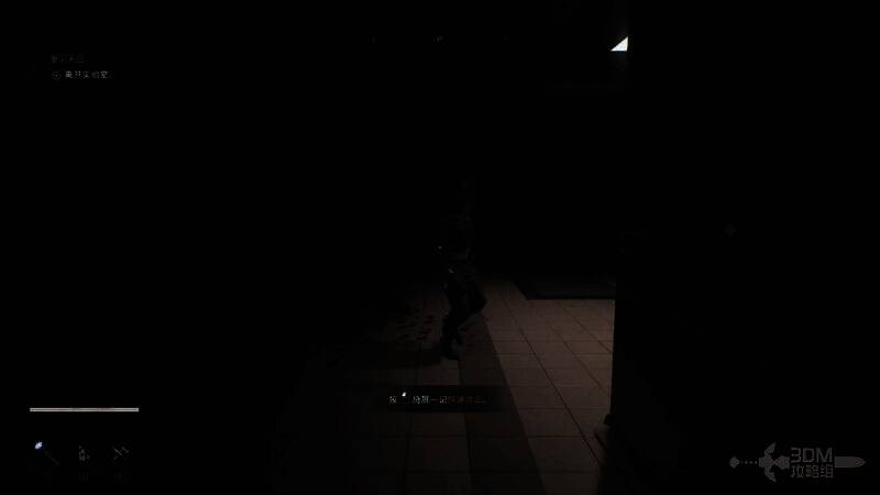 主角手持水管与丧尸搏斗，左侧屏幕上显示紫外线手电图标已就绪