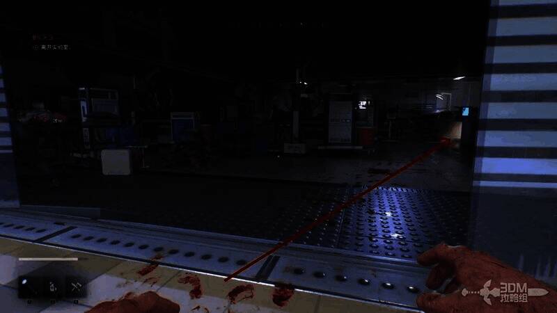 主角蜷缩在桌下，透过缝隙观察前方游荡的丧尸，准备伺机通过