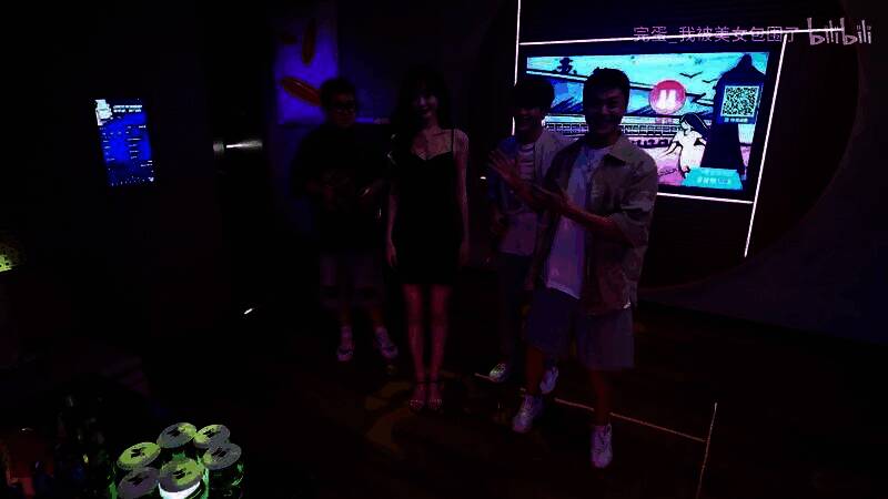 KTV包房内萧晴晴手持酒杯靠近主角，灯光昏黄氛围暧昧，神情俏皮又带挑衅