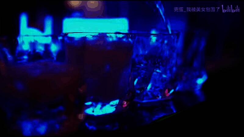 夜晚夜市街道灯火通明，男女主角并肩行走，背景有小吃摊贩和行人穿梭