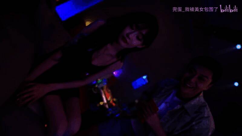 女生身穿制服站在办公室窗前眺望城市夜景，神情若有所思