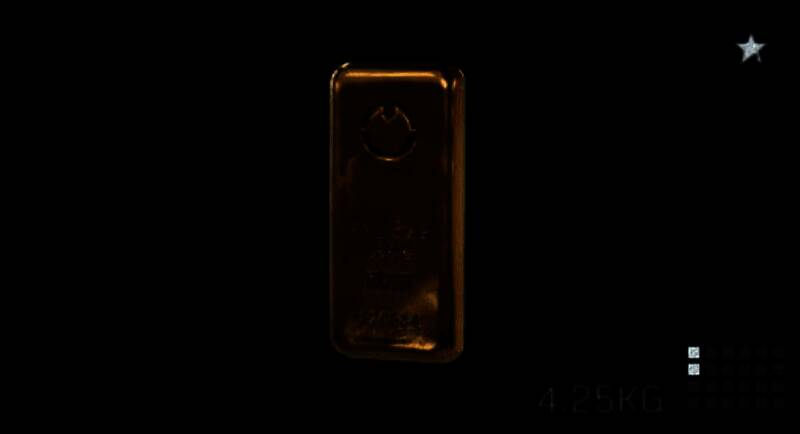 玩家在战场地图中开启金属宝箱，一道金色光芒从箱中射出，暗示获得高星武器