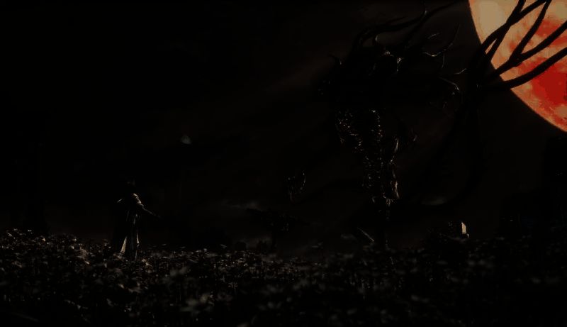 《血源诅咒》游戏中阴森街道场景，雾气弥漫，建筑扭曲，充满哥特式恐怖氛围