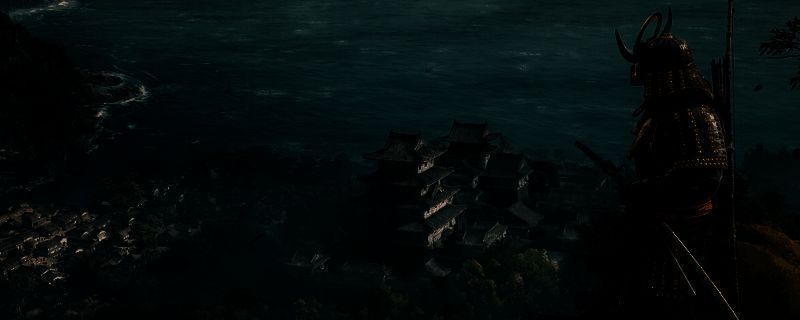 《刺客信条：影》DLC宣传图，奈绪江与弥助并肩站立于淡路岛海岸，背后是古老的神社遗迹与浓雾笼罩的山脉