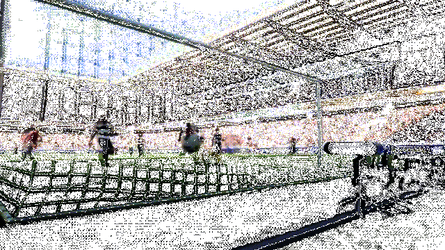 维埃拉在比赛中连续盘带突破，完成一脚妙传的动态画面