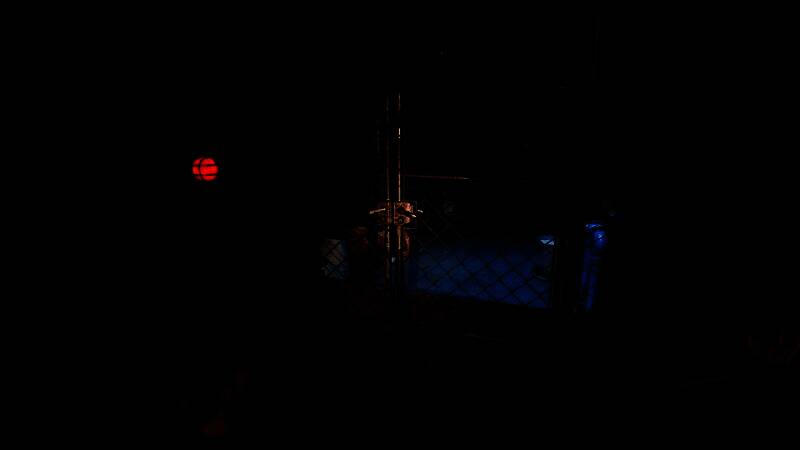 夜晚室内场景，桌上摆放老式收音机和手写笔记，窗外黑影晃动，危机潜伏