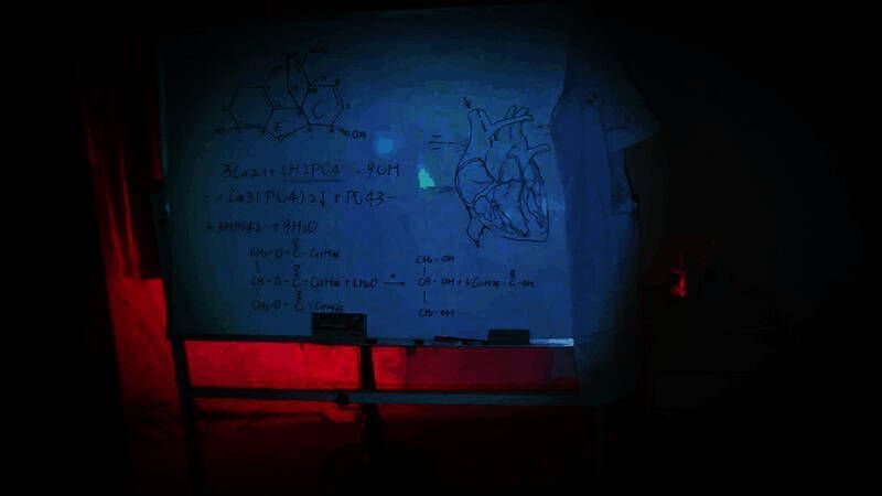 男主角蹲在地上捡可乐，头顶冒出对话框‘就喝一口’，角落闪过绿色眼睛