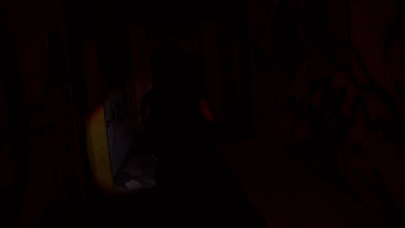 特写镜头下一只腐烂的手缓缓推开铁门，门缝透出微弱光线