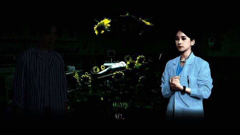 镜子前摆放着化妆盒，镜中倒影却与真人动作不同步，营造强烈不安感