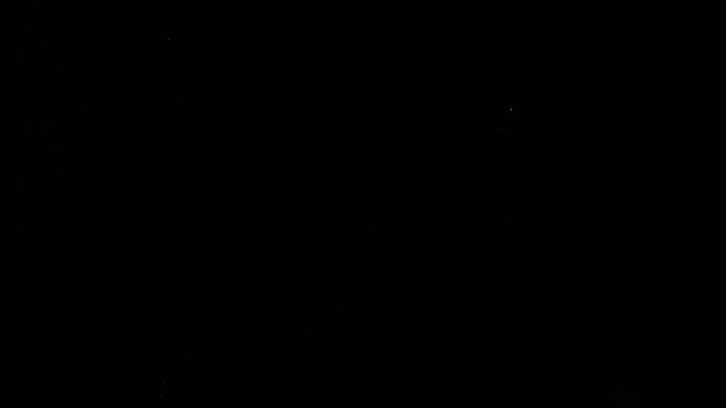 主角手持手电筒照亮墙壁，上面刻满‘不要看’等警告字样