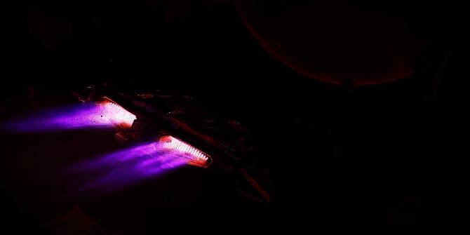 一名宇航员漂浮在太空中进行舱外作业，背后是巨大的行星轮廓与闪烁的星辰