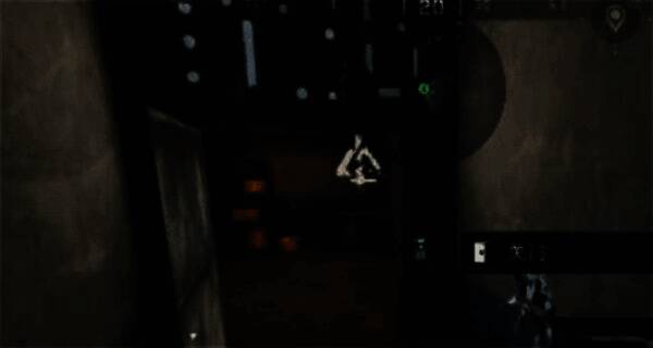 丛林小径尽头左侧出现的密码门，背景为木屋与铁丝网围栏