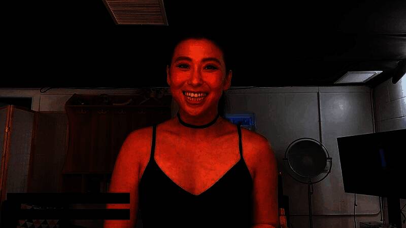 石井恵梨香转身回眸瞬间抓拍，面具半遮面容，光影交错营造出戏剧性氛围