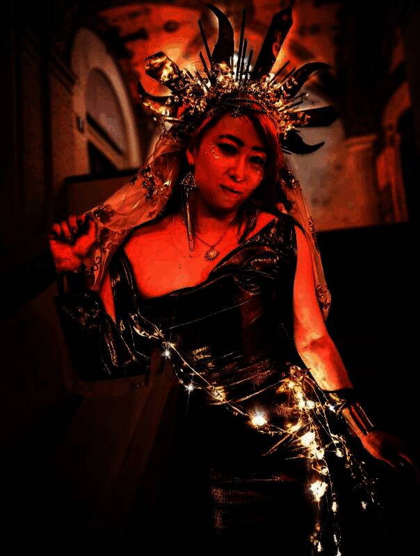 石井与另一位戴鹿角面具的嘉宾交谈，两人服饰风格呼应，宛如神话传说中的角色相遇