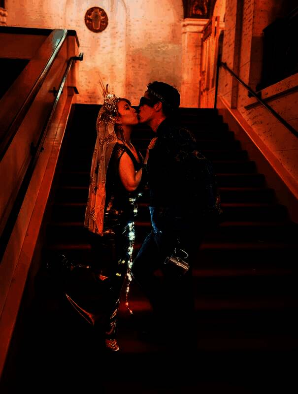 与其他装扮成武士与巫女的嘉宾合影，文化交融感强烈