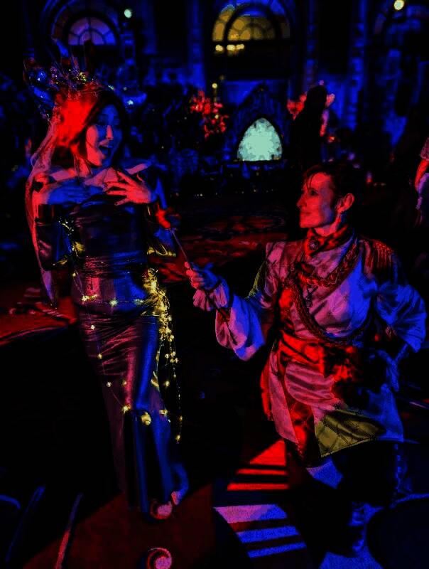 石井抬手轻触面具边缘，动作缓慢而富有仪式感