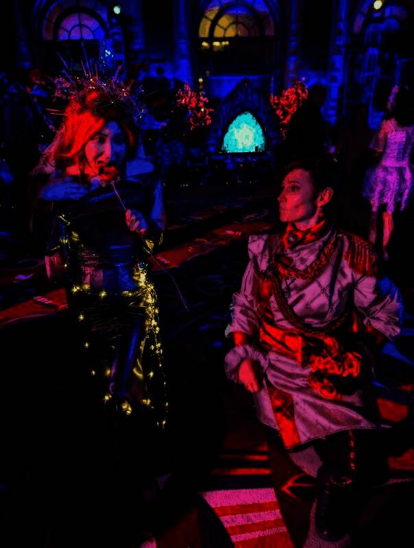 最后一张定格照，石井缓缓摘下面具一角，象征身份揭晓的隐喻