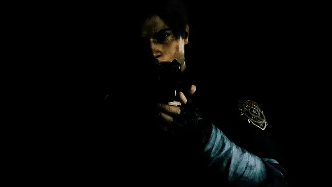 导演扎克·克雷格在片场工作照，神情专注地观看监视器，周围布满《生化危机》风格的实验室布景和特效设备