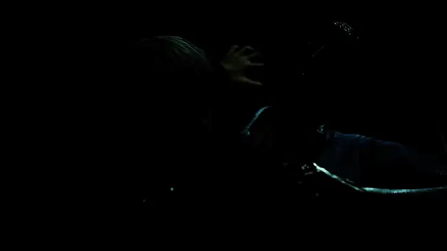 概念艺术图展示阴暗潮湿的地下实验室，绿色毒雾弥漫，墙壁爬满真菌，远处隐约可见畸形生物轮廓