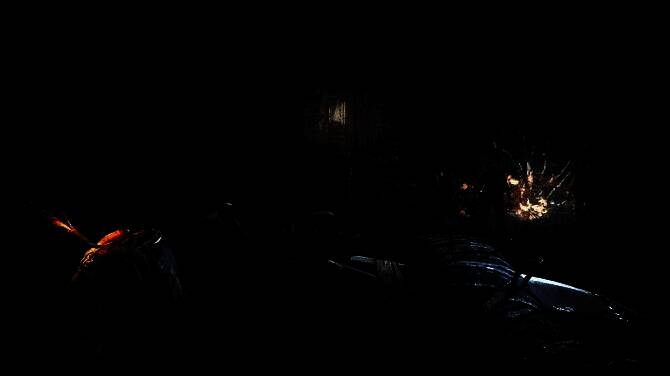 《消逝的光芒：困兽》游戏场景截图，主角与感染者激烈搏斗，画面充满紧张氛围